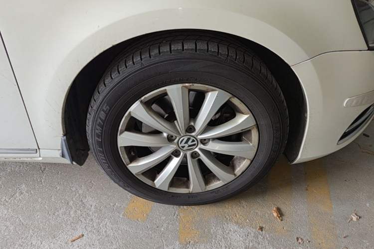 Used Volkswagen Magotan 2013 1.8TSI Premier Model Right Front Wheel Hub