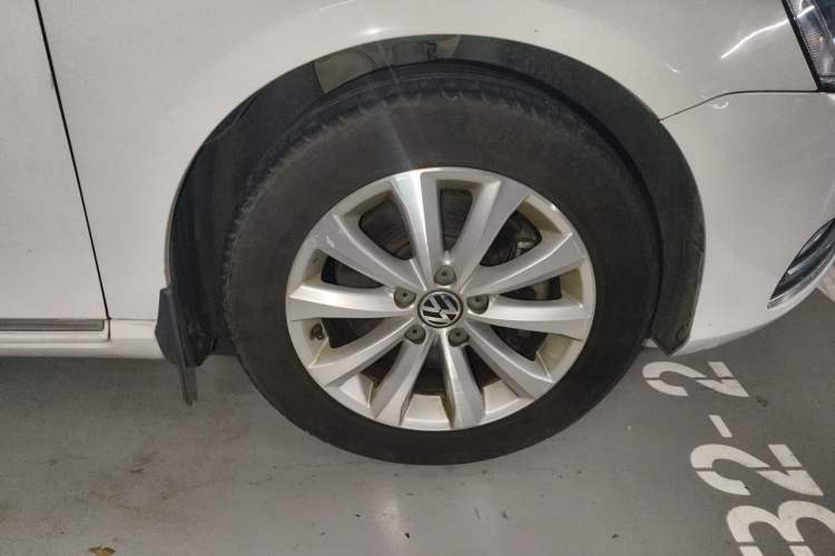 Used Volkswagen Magotan 2013 1.8TSI Luxury Model Right Front Wheel Hub