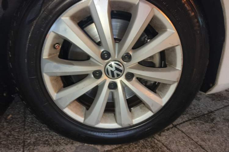 Used Volkswagen Magotan 2013 1.8TSI Premier Model Right Front Wheel Hub