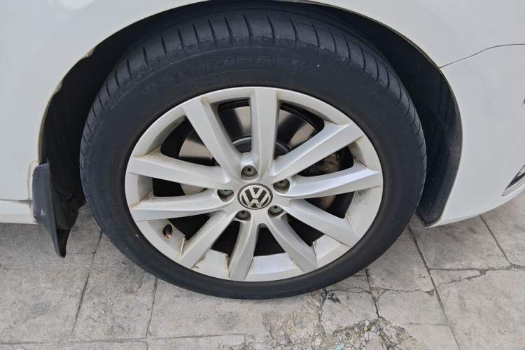 Used Volkswagen Magotan 2013 2.0 TSI Prestige Model Right Front Wheel Hub