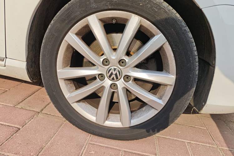 Used Volkswagen Magotan 2013 1.8TSI Prestige Model Right Front Wheel Hub