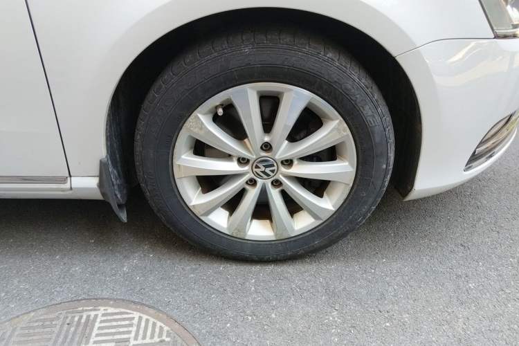Used Volkswagen Magotan 2013 2.0 TSI Luxury Model Right Front Wheel Hub