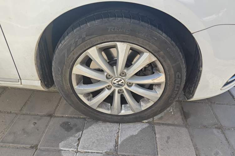 Used Volkswagen Magotan 2013 1.8TSI Comfort Model Right Front Wheel Hub