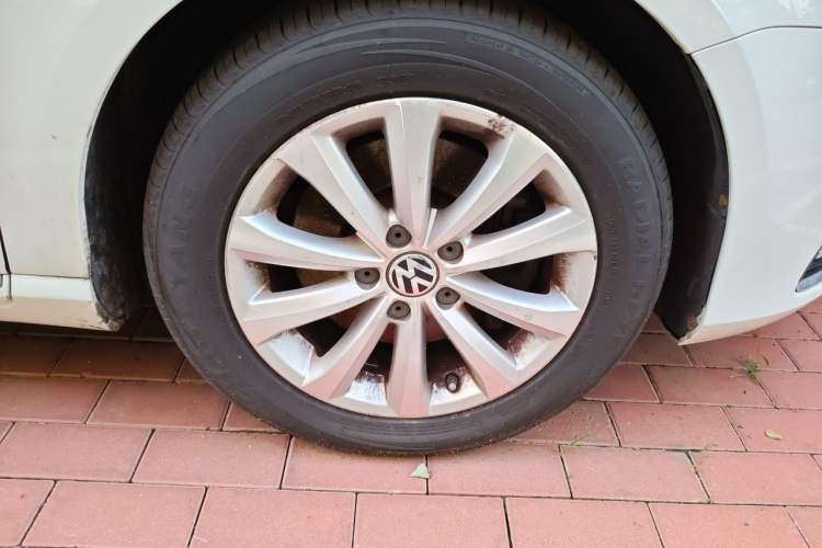Used Volkswagen Magotan 2013 2.0 TSI Luxury Model Right Front Wheel Hub
