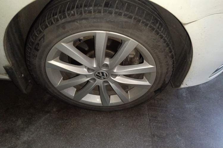 Used Volkswagen Magotan 2013 2.0 TSI Prestige Model Right Front Wheel Hub