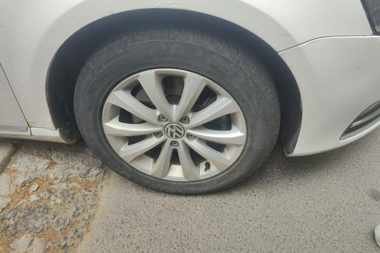 Used Volkswagen Magotan 2013 1.8TSI Premier Model Right Front Wheel Hub