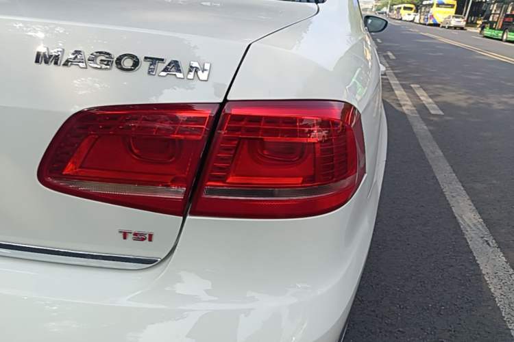 Used Volkswagen Magotan 2013 2.0 TSI Luxury Model Right Rear Taillight