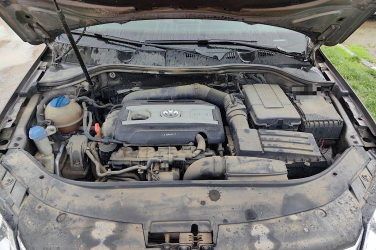 Used Volkswagen Magotan 2013 2.0 TSI Prestige Model Engine Bay
