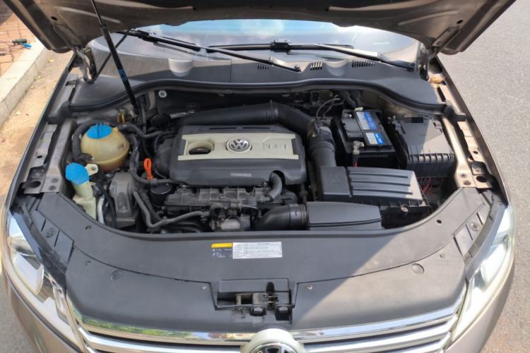 Used Volkswagen Magotan 2013 1.8TSI Luxury Model Engine Bay