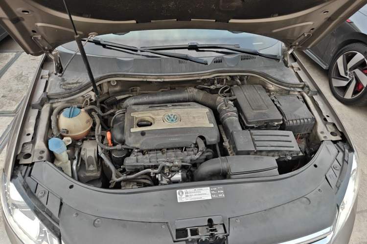 Used Volkswagen Magotan 2013 1.8TSI Luxury Model Engine Bay