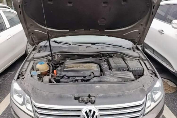 Used Volkswagen Magotan 2013 2.0 TSI Prestige Model Engine Bay