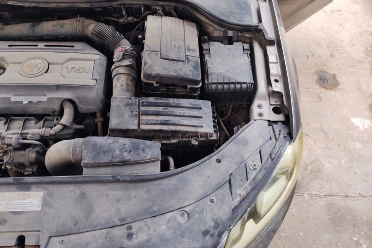 Used Volkswagen Magotan 2013 1.8TSI Prestige Model Engine Bay Left