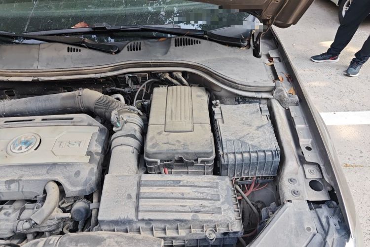 Used Volkswagen Magotan 2013 1.8TSI Prestige Model Engine Bay Left