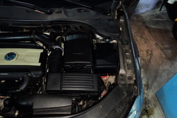 Used Volkswagen Magotan 2013 1.8TSI Luxury Model Engine Bay Left