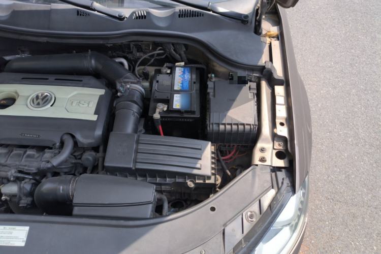Used Volkswagen Magotan 2013 1.8TSI Luxury Model Engine Bay Left