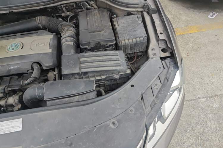 Used Volkswagen Magotan 2013 2.0 TSI Luxury Model Engine Bay Left