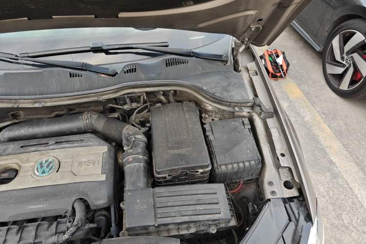 Used Volkswagen Magotan 2013 1.8TSI Luxury Model Engine Bay Left
