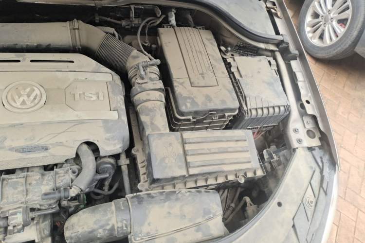Used Volkswagen Magotan 2013 1.8TSI Prestige Model Engine Bay Left