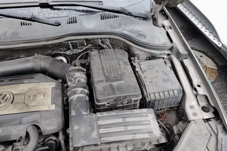 Used Volkswagen Magotan 2013 2.0 TSI Prestige Model Engine Bay Left