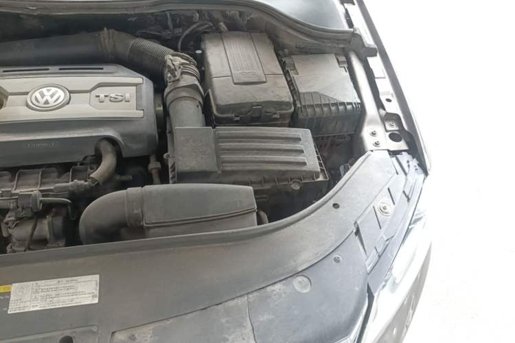 Used Volkswagen Magotan 2013 1.8TSI Prestige Model Engine Bay Left