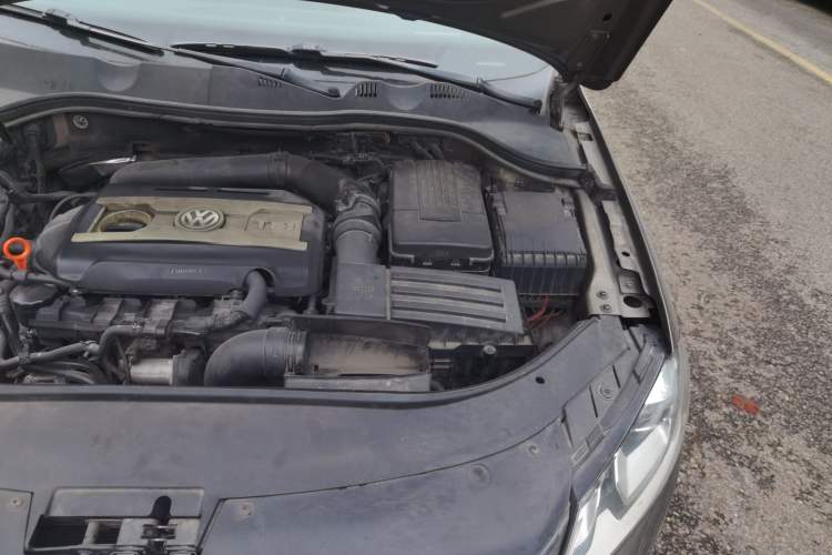 Used Volkswagen Magotan 2013 2.0 TSI Prestige Model Engine Bay Left