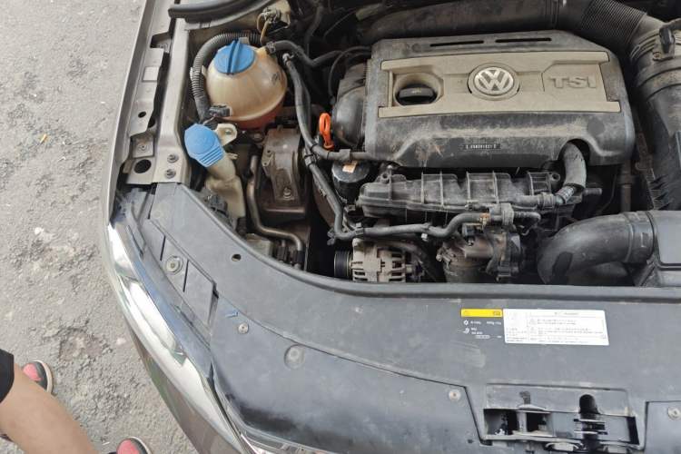 Used Volkswagen Magotan 2013 2.0 TSI Prestige Model Engine Bay Right