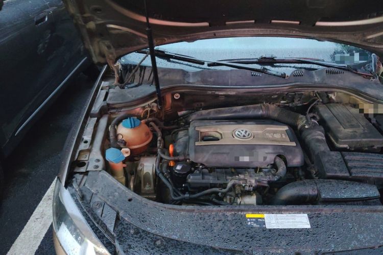 Used Volkswagen Magotan 2013 1.8TSI Premier Model Engine Bay Right