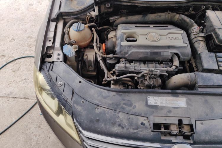 Used Volkswagen Magotan 2013 1.8TSI Prestige Model Engine Bay Right