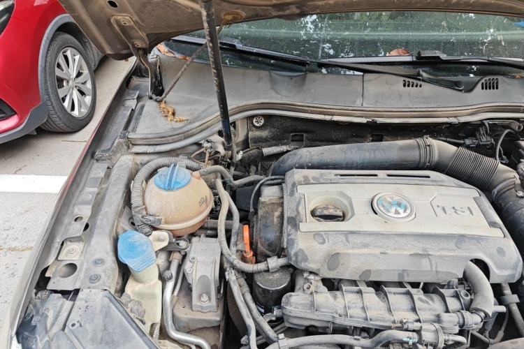Used Volkswagen Magotan 2013 1.8TSI Prestige Model Engine Bay Right