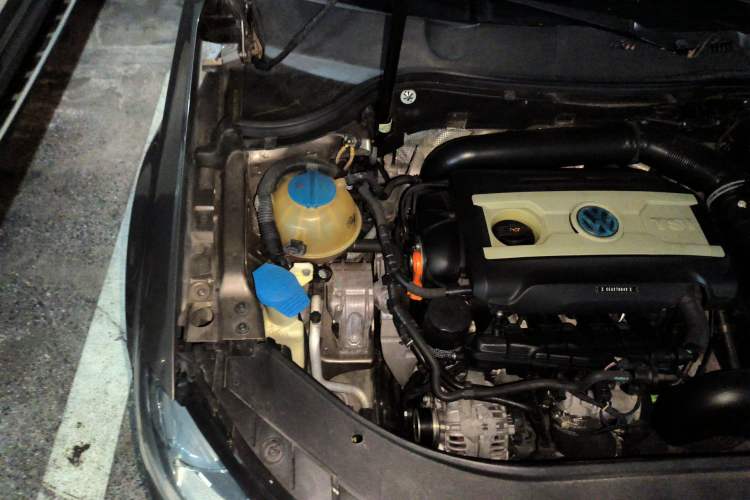 Used Volkswagen Magotan 2013 1.8TSI Luxury Model Engine Bay Right