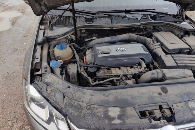 Used Volkswagen Magotan 2013 2.0 TSI Prestige Model Engine Bay Right
