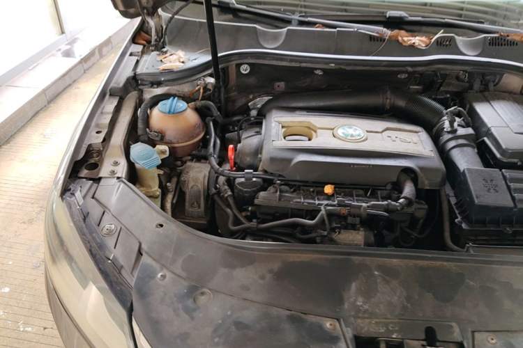 Used Volkswagen Magotan 2013 1.8TSI Premier Model Engine Bay Right