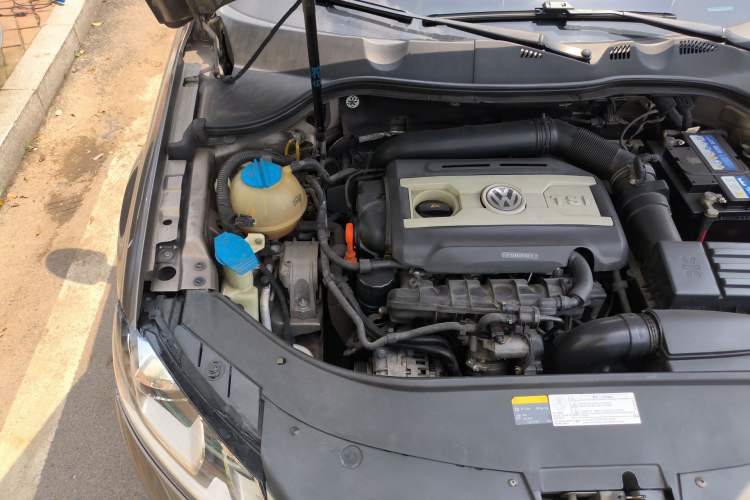 Used Volkswagen Magotan 2013 1.8TSI Luxury Model Engine Bay Right