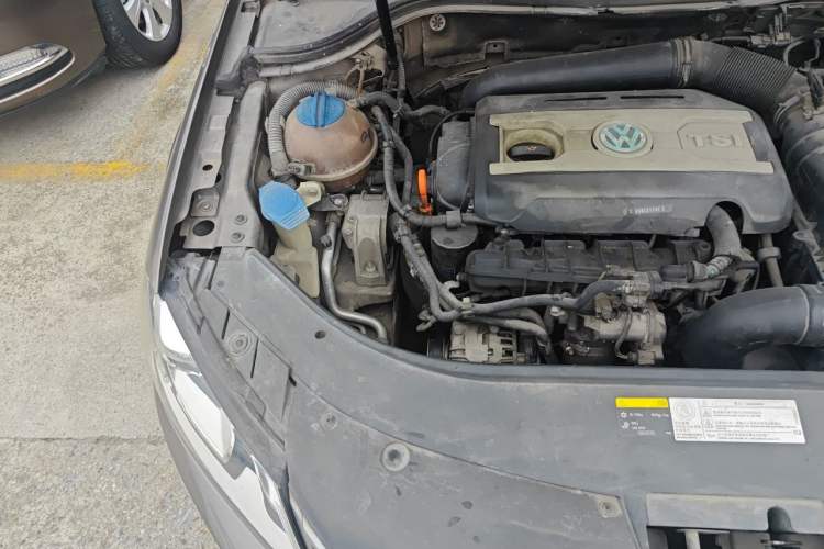 Used Volkswagen Magotan 2013 2.0 TSI Luxury Model Engine Bay Right