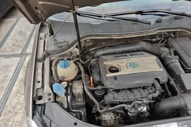 Used Volkswagen Magotan 2013 1.8TSI Luxury Model Engine Bay Right