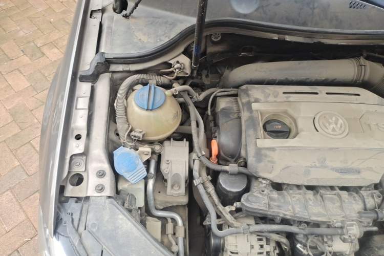 Used Volkswagen Magotan 2013 1.8TSI Prestige Model Engine Bay Right