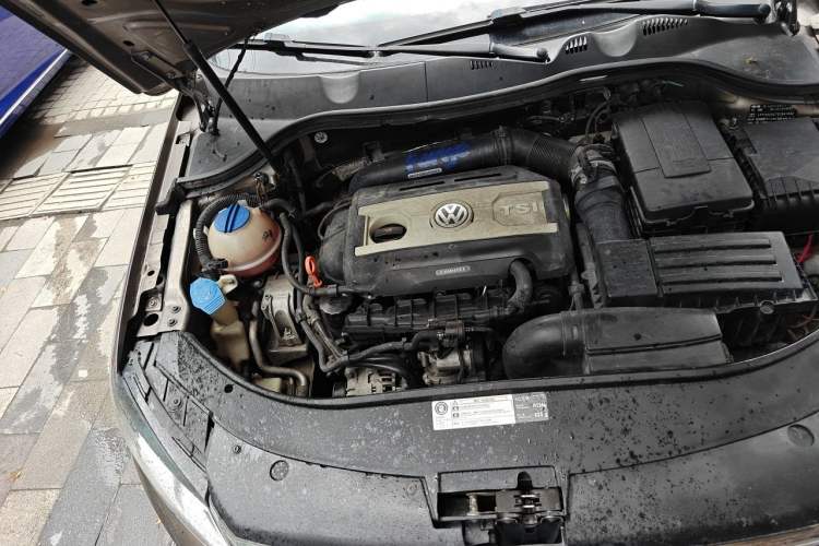 Used Volkswagen Magotan 2013 1.8TSI Premier Model Engine Bay Right