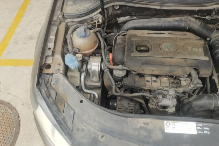 Used Volkswagen Magotan 2013 1.8TSI Premier Model Engine Bay Right