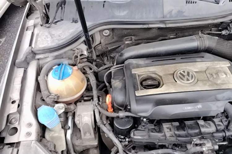 Used Volkswagen Magotan 2013 2.0 TSI Prestige Model Engine Bay Right