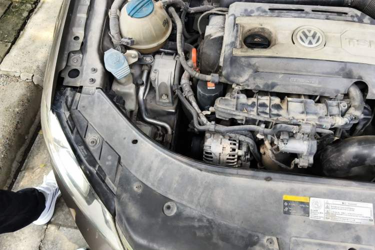 Used Volkswagen Magotan 2013 1.8TSI Luxury Model Engine Bay Right