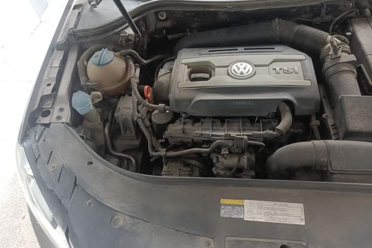 Used Volkswagen Magotan 2013 1.8TSI Prestige Model Engine Bay Right