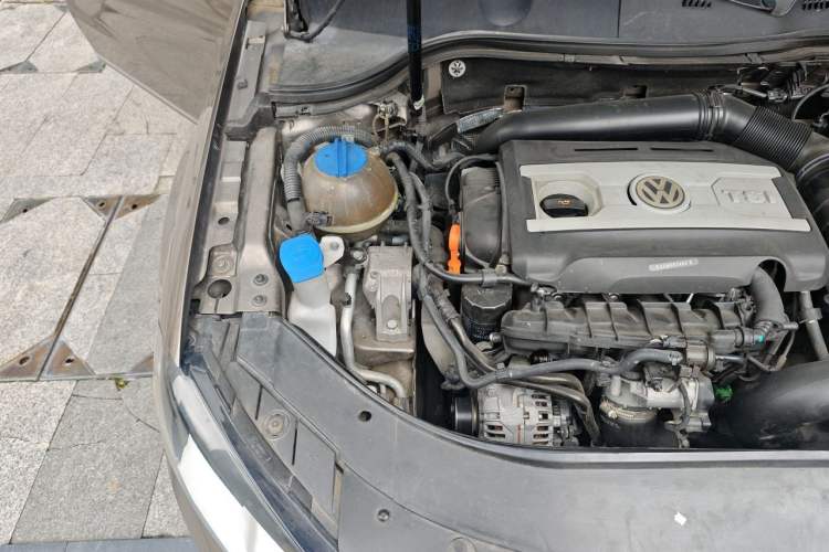 Used Volkswagen Magotan 2013 1.8TSI Premier Model Engine Bay Right