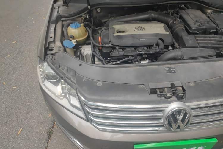 Used Volkswagen Magotan 2013 2.0 TSI Luxury Model Engine Bay Right