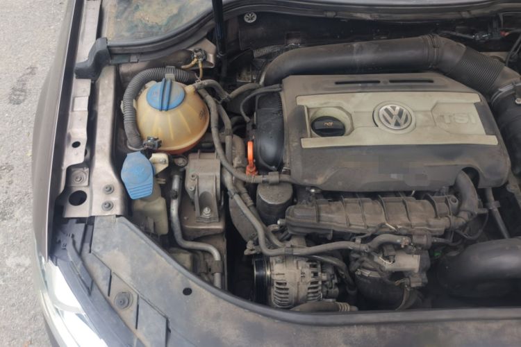 Used Volkswagen Magotan 2013 1.8TSI Prestige Model Engine Bay Right