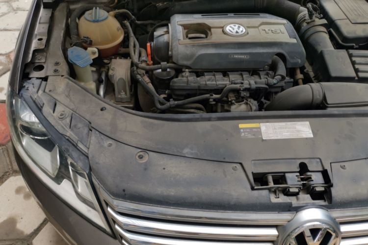 Used Volkswagen Magotan 2013 2.0 TSI Prestige Model Engine Bay Right