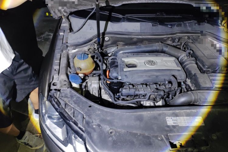 Used Volkswagen Magotan 2013 1.8TSI Prestige Model Engine Bay Right