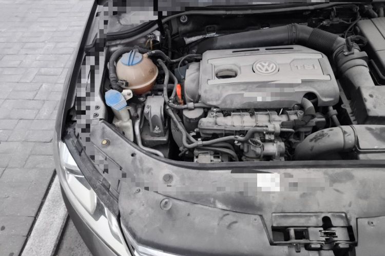 Used Volkswagen Magotan 2013 2.0 TSI Prestige Model Engine Bay Right