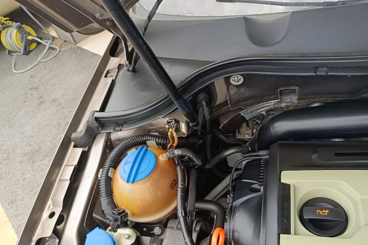 Used Volkswagen Magotan 2013 1.8TSI Premier Model Engine Bay Right