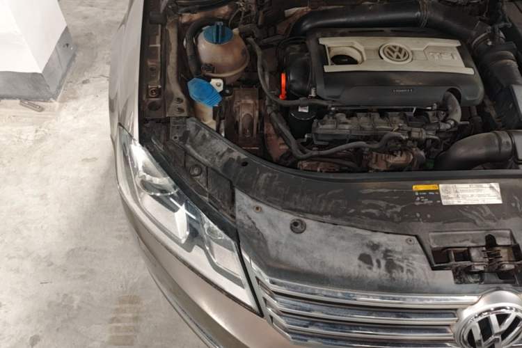 Used Volkswagen Magotan 2013 1.8TSI Luxury Model Engine Bay Right