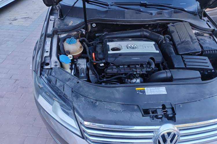 Used Volkswagen Magotan 2013 1.8TSI Premier Model Engine Bay Right